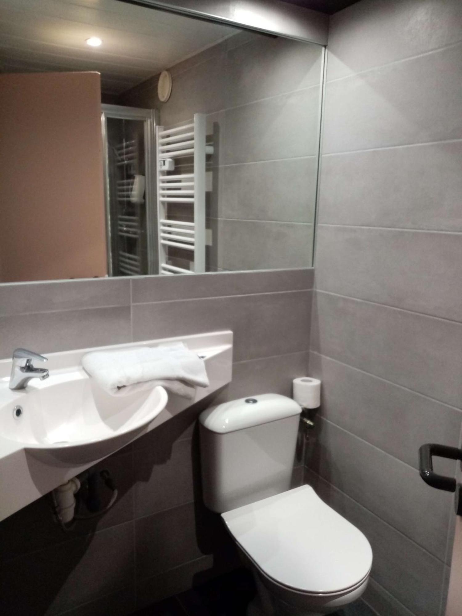 Brit Hotel St-Quentin/Nord Fayet  Екстериор снимка