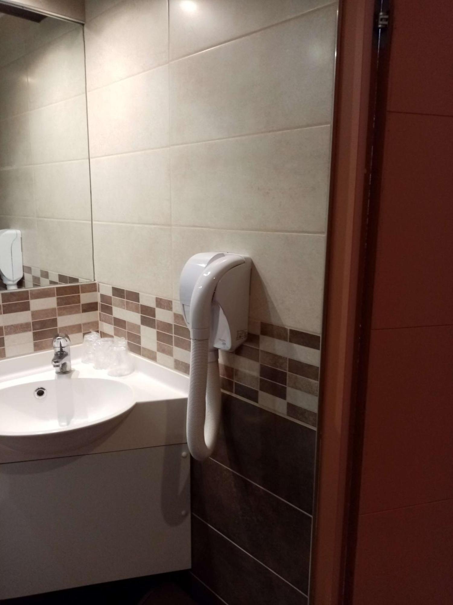 Brit Hotel St-Quentin/Nord Fayet  Екстериор снимка