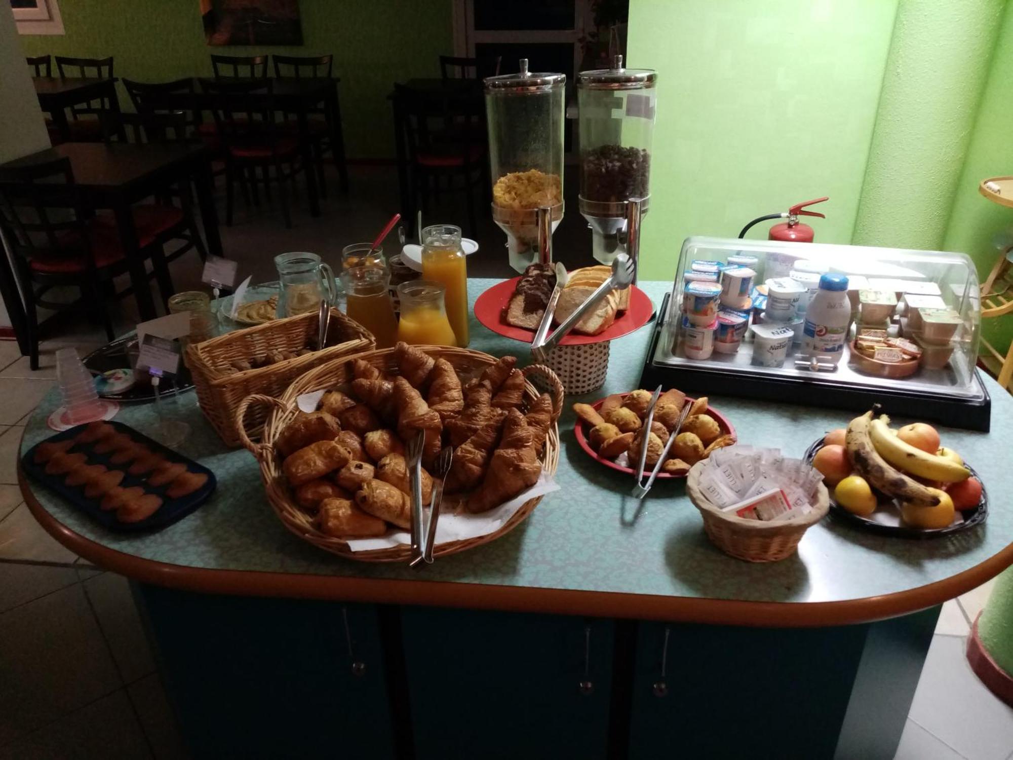 Brit Hotel St-Quentin/Nord Fayet  Екстериор снимка