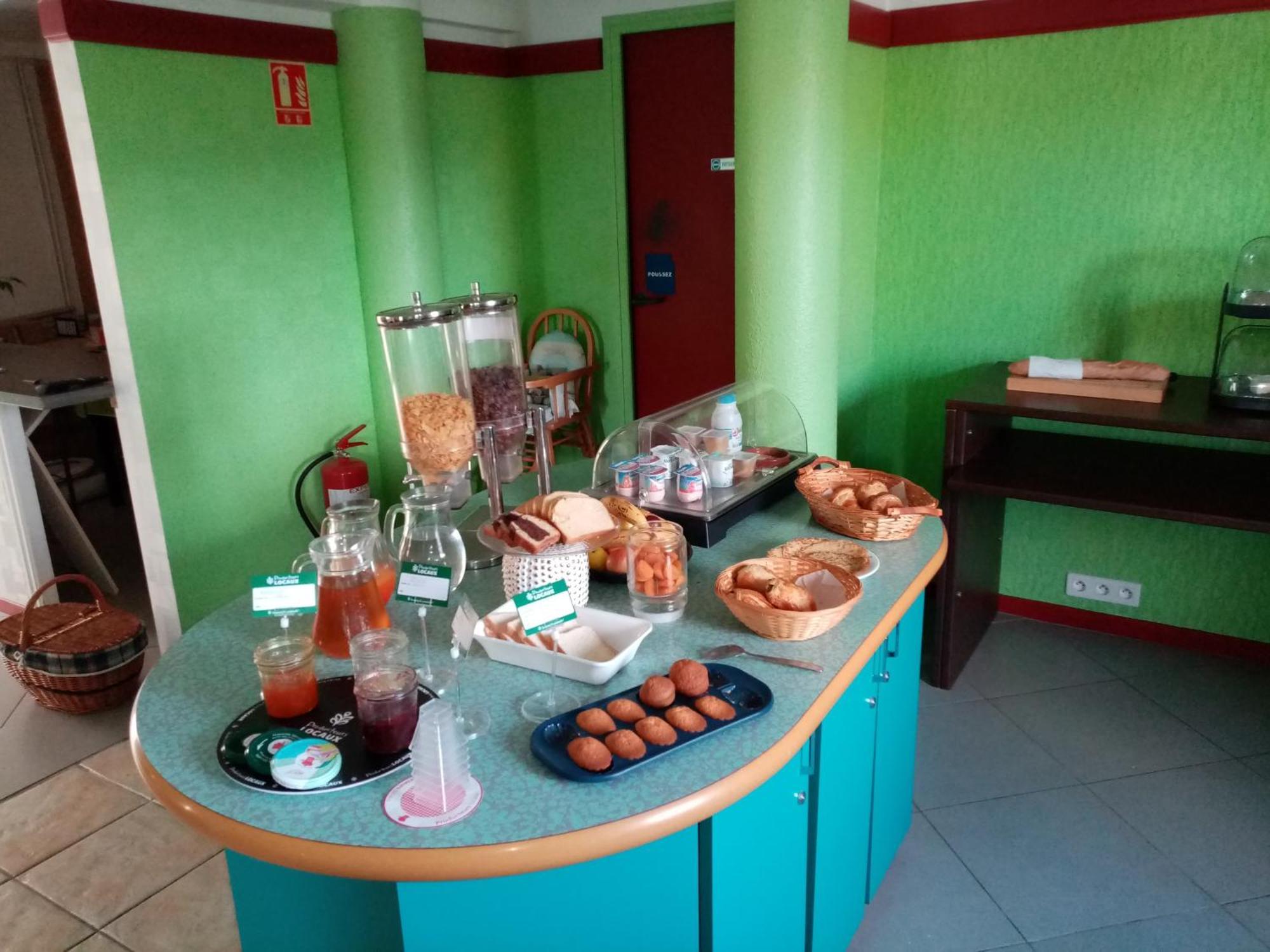 Brit Hotel St-Quentin/Nord Fayet  Екстериор снимка