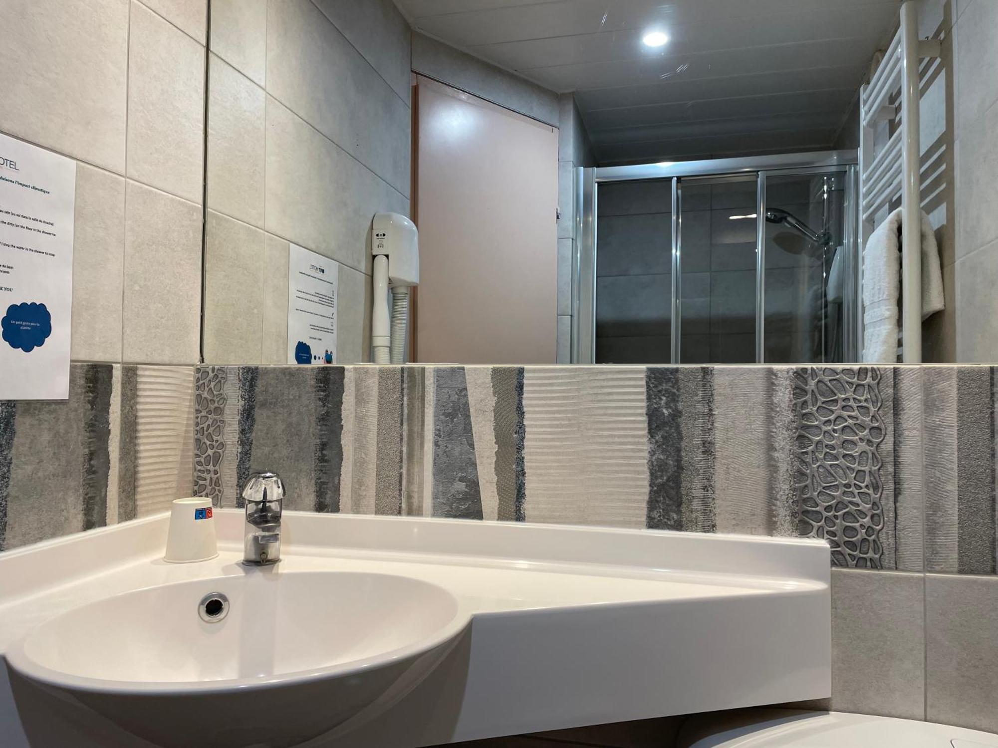 Brit Hotel St-Quentin/Nord Fayet  Екстериор снимка