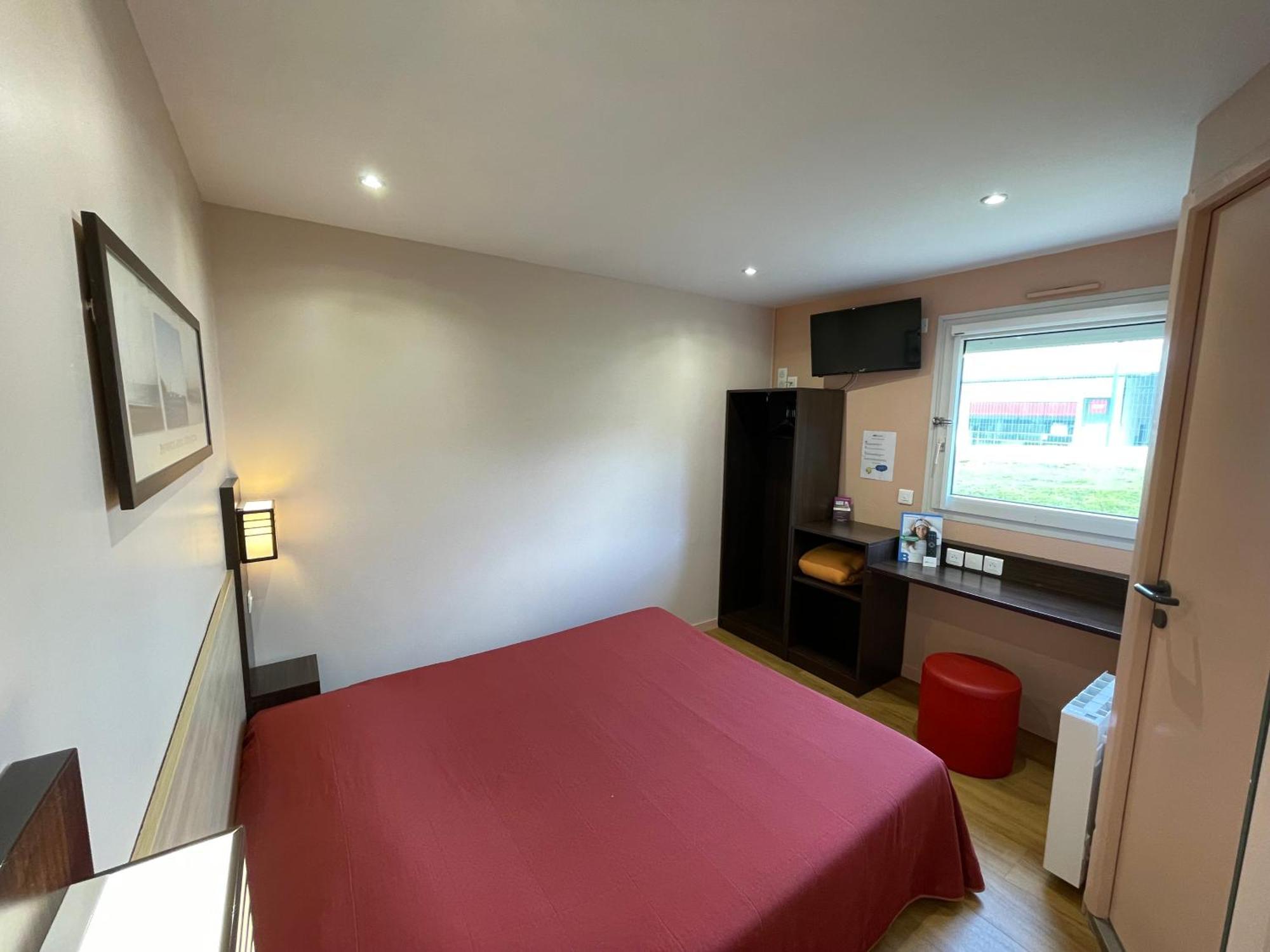 Brit Hotel St-Quentin/Nord Fayet  Екстериор снимка