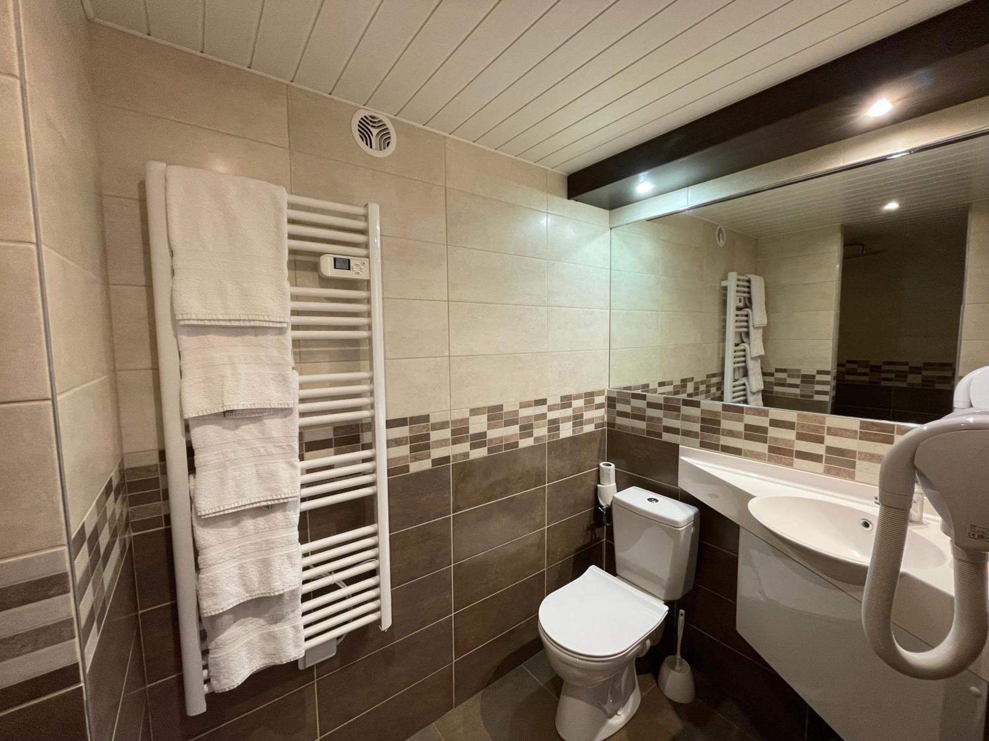 Brit Hotel St-Quentin/Nord Fayet  Екстериор снимка
