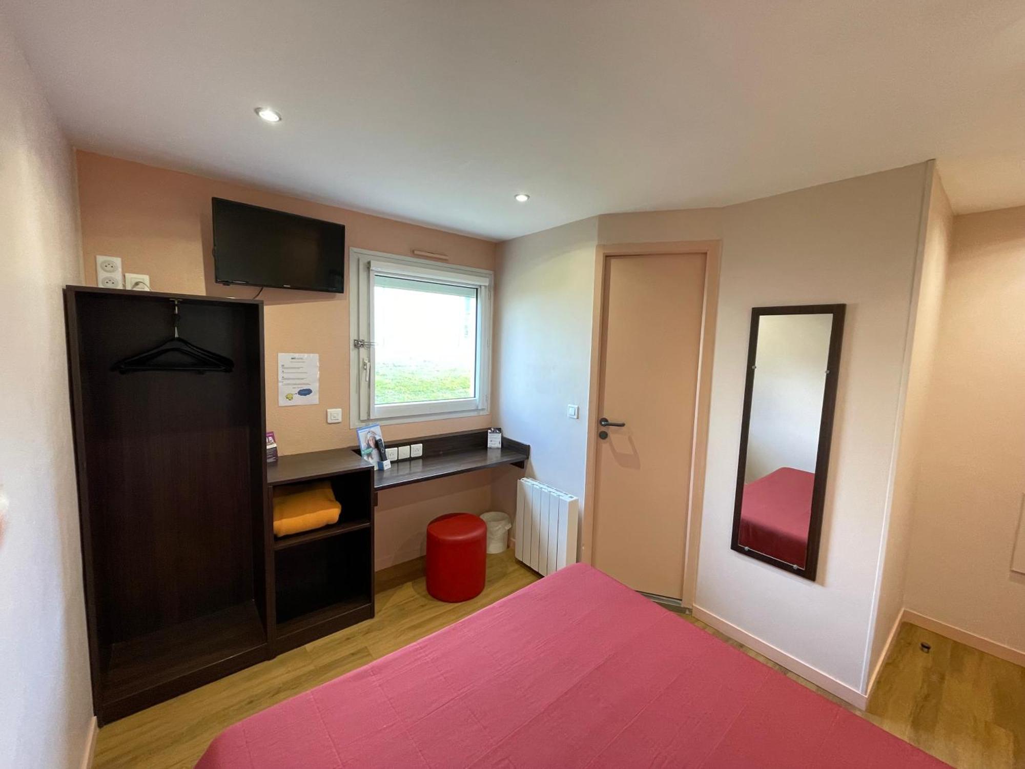 Brit Hotel St-Quentin/Nord Fayet  Екстериор снимка