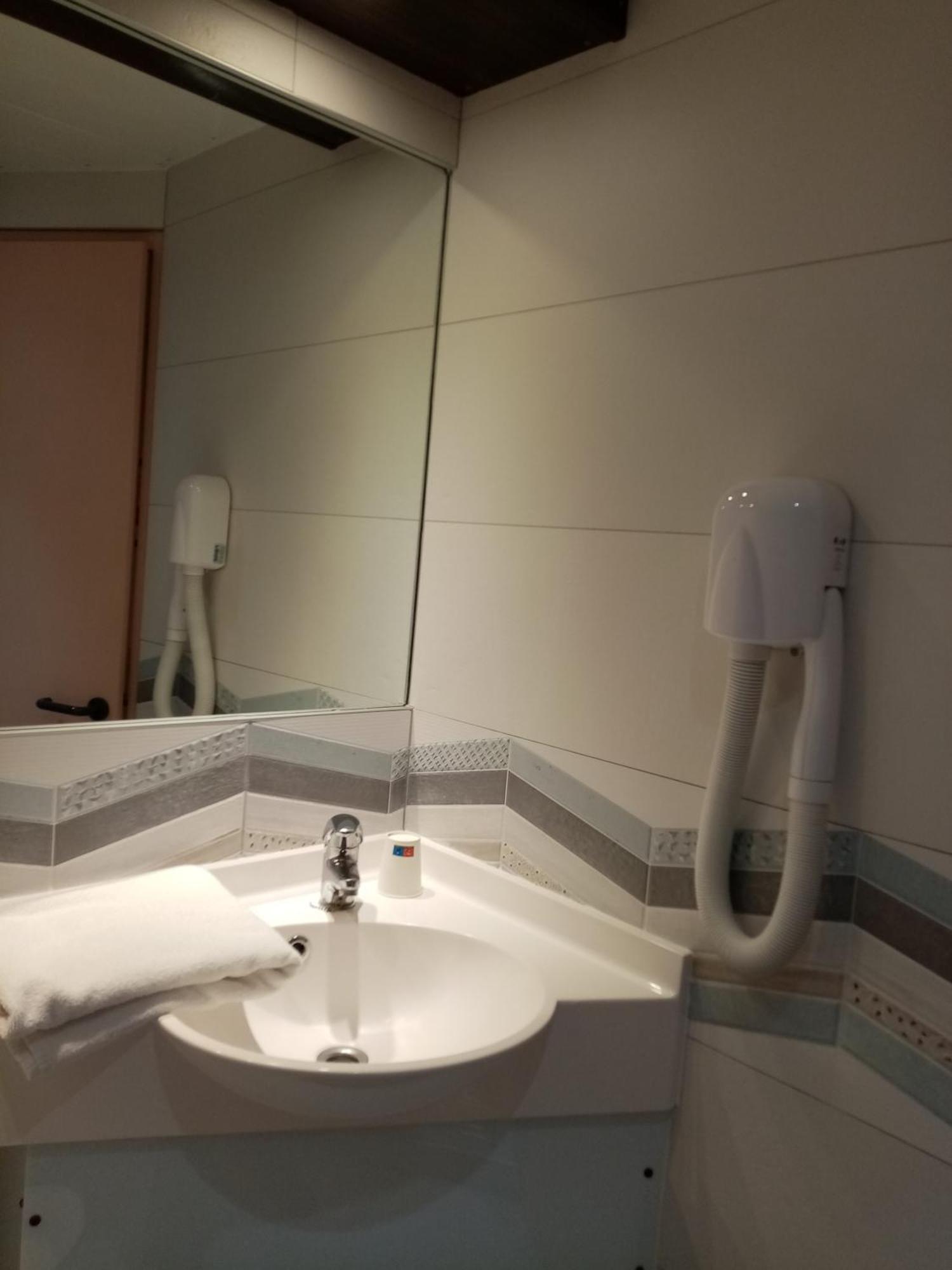 Brit Hotel St-Quentin/Nord Fayet  Екстериор снимка